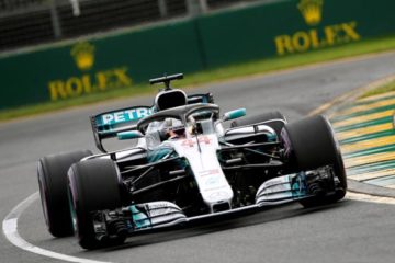 Via al mondiale di F1. Super Hamilton conquista la pole in Australia davanti alle due Ferrari di Raikkonen e Vettel