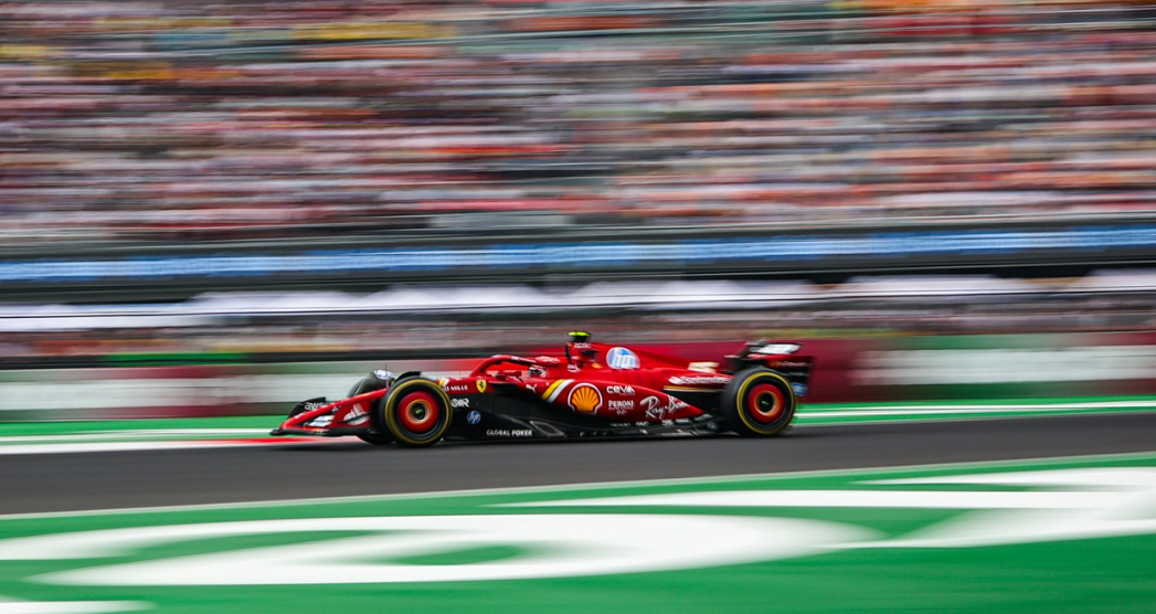 Carlos Sainz vince in Messico davanti a Norris e alla Ferrari di Leclerc